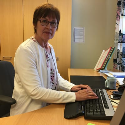 Vaasan varhaiskasvatusjohtaja Anne Savola-Vaaraniemi istuu työpöytänsä äärellä ja kirjoittaa tietokoneella