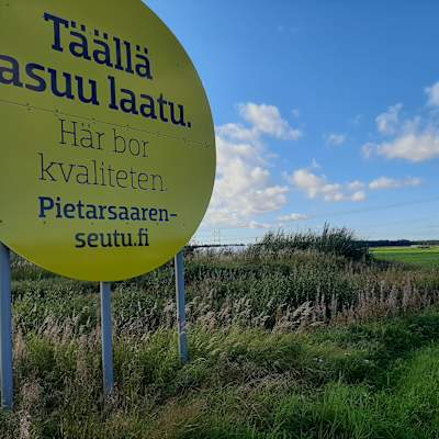 Gult runt plakat med texten Här bor kvaliteten.