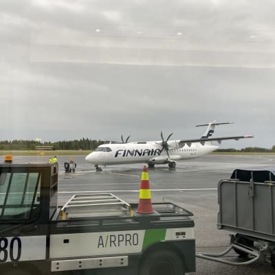 Finnairin kone lentokentällä. 
