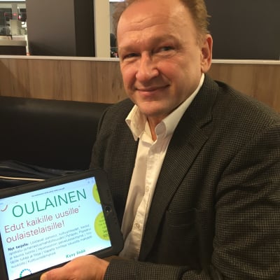 Oulaisten elinkeino- ja kehitysjohtaja Jarmo Soinsaari esittelee Koe Oulainen -markkinointisivua. 