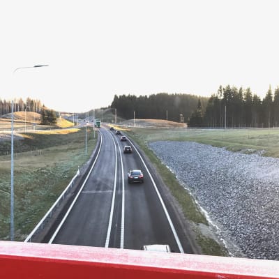 Lahden uusi eteläinen kehätie Hollolan puolelta, Nostavan risteyssillalta Lahden suuntaan kuvattuna.