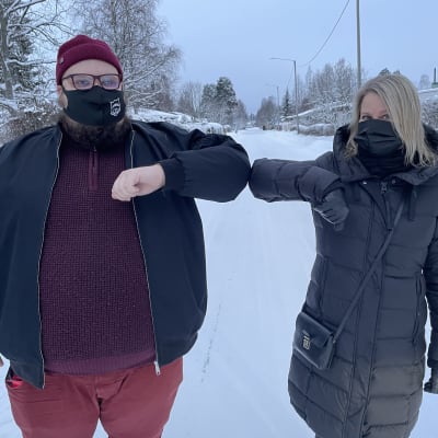 Kainuun keskustan toiminnanjohtaja Minna Peittola ja Kajaanin vasemmiston puheenjohtaja Miikka Kortelainen tekevät kyynärpäillä koronatervehdyksen.