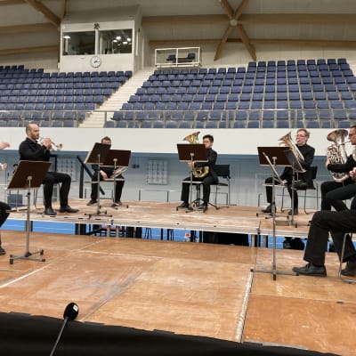Oulu sinfonian vaskiseitsikko soittaa koronarokotuksessa lavalla Oulussa. 