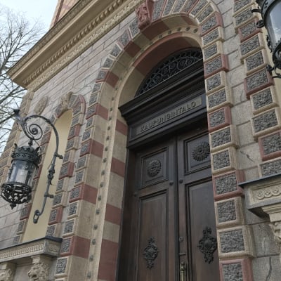 Porin kaupungintalon pääovi