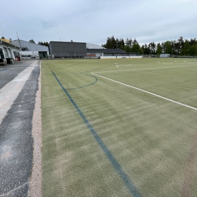 Lappeenrannan Kisapuiston tekojäärata kesällä.