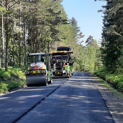 Stora vägarbeten på slutrakan med tunga maskiner på Fagerviksvägen i Ingå, invid Bruksträsket. 