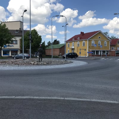 Liikenneympyrä Huittisten kaupungin keskustassa.