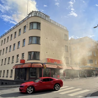 Tampereen Hallituskadulla on syttynyt tulipalo katutason ravintolassa, kertoo Pirkanmaan pelastuslaitos.