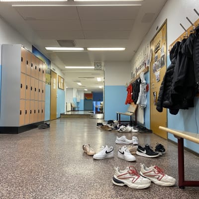 Alahärmäläisen koulun käytävällä kenkiä ja takkeja. 