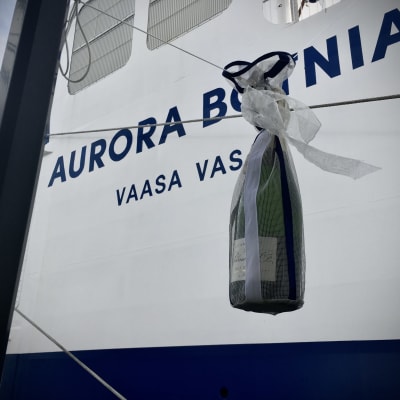 Shampanjapullo, joka räiskäytetään Aurora Botnian kylkeen 25.8.2021