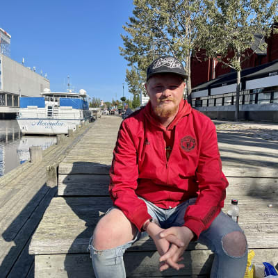 Oululianen Jarkko Hyvönen torinrannassa.