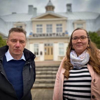 Linda Lähdeniemi ja Ari Prihti kunnantalon edessä