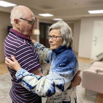 Ett äldre par dansar. 
