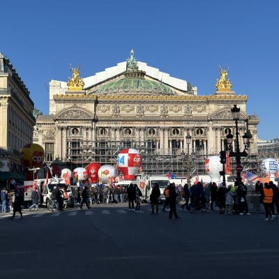Mielenosoittajia Pariisissa Ooppera-aukiolla.