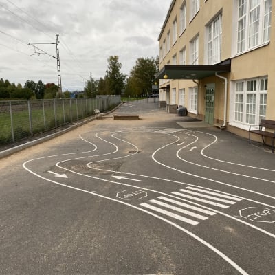 Päiväkodin pihamaa.