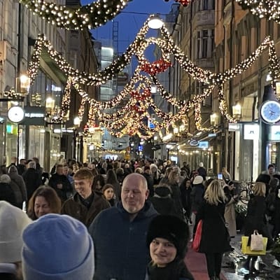 Ostoskatu Tukholmassa on koristettu jouluvaloilla.