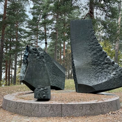 Kolme kivistä muistomerkin osaa. Alaosassa on teksti Lauri Viita 1916-1965.