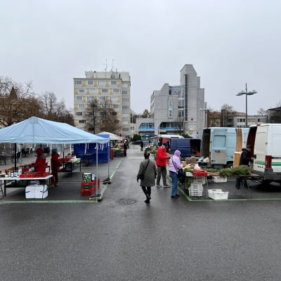 Lappeenrannan kauppatorilla myyntikojuja.