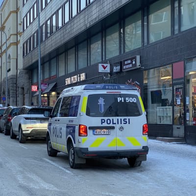 Poliisiauto pysäköitynä Tampereen keskustassa.