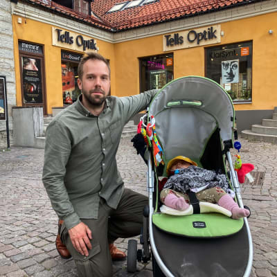 Pontus Nordfjell kuvattiin Visbyssä kadulla lapsensa kanssa.