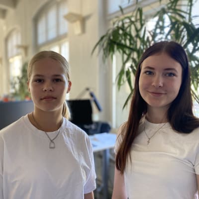 Lukiolainen Tilda Stolt oikealla ja kahdeksasluokkalainen Aada Kähäri vasemmalla Yle Hämeenlinnan toimituksessa 30. kesäkuuta 2023.