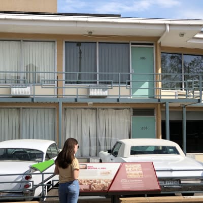 På balkongen utanför hotellrum 306 sköts Martin Luther King ihjäl. Utanför står hans bilar kvar. Platsen besöks av tusentals turister.