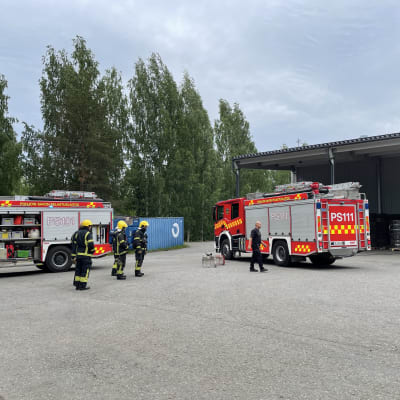 Paloautoja teollisuusalueella Kuopion Kelloniemessä.
