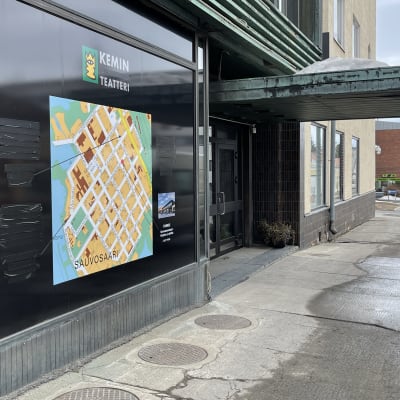 Kemin teatterin sisäänkäynti ulkoa, ikkunaan teipattuna nimen lisäksi kartta.