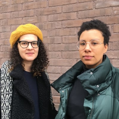 På bilden Sasha och Efe Ogbeide som är med och organiserar en feministisk demonstration på internationella kvinnodagen i Helsingfors. 