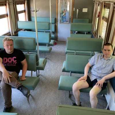 Lahden rautatieharrastajat Topparoikka ry:n jäsenet Jonne Seppänen ja Janne Ridanpää yhdistyksen kunnostamassa junavaunussa.