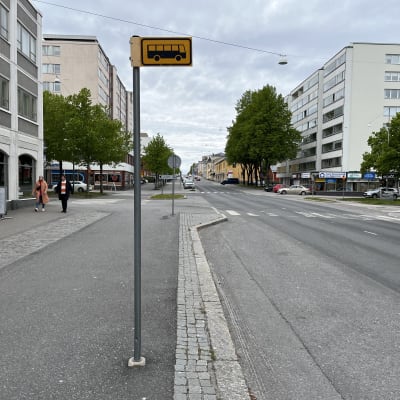Hietasaarenkatu Vaasassa kesällä 2023. Kaksi ihmistä kävelee katua pitkin.