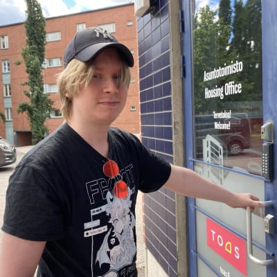 Lauri Kiviluoma on avaamassa Toasin ulko-ovea Tampereen Iidesrannassa.