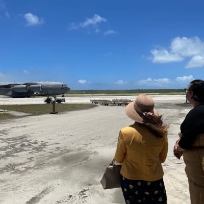 Australiens högsta representant på Tonga, Rachel Moore (till vänster) och Tongas utrikesminister Fekitamoeloa 'Utoikamanu hade kommit till flygplatsen för att möte hjälpplanet från Australien på torsdagen. 