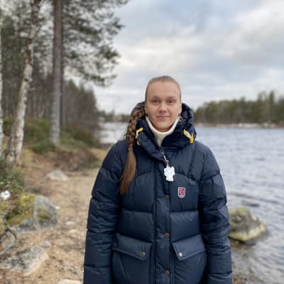 Iris Poikkijärvi joen rannalla. 