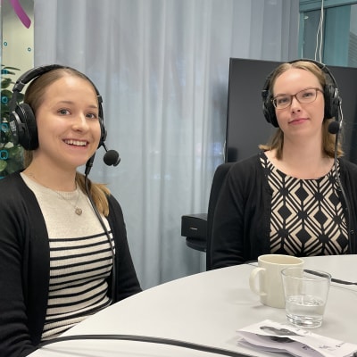 Sanna Tiusanen ja Ida Jansson hymyileväisinä radiostudion pöydän ääressä. 