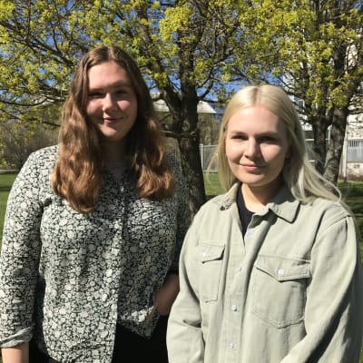 Ida Holm och Ronja Rantanen, första utexaminerade socialarbetarna från Åbo Akademi i Vasa.