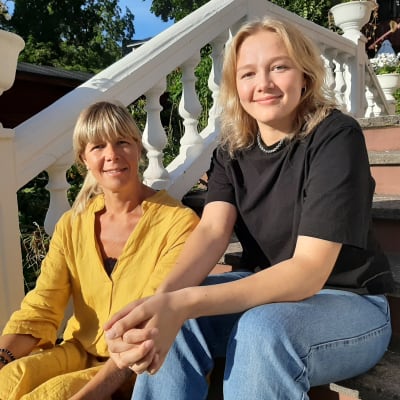 Elin Stråhlmann, årets student, tillsammans med mamma Ulrica. 