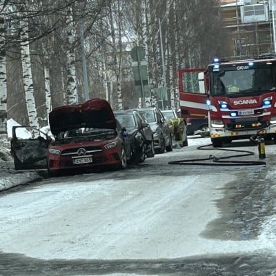 Palolaitos sammutti palaneden auto Oulussa.