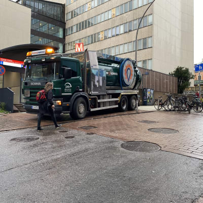 En tankbil för att pumpa regnvatten utanför metrostationen vid Helsingfors universitet