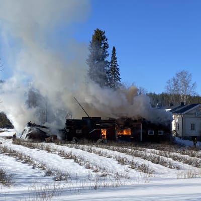 Tulipalo maatilan piharakennuksessa Jämsässä. 