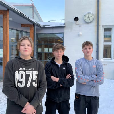 Skoleleverna Oliver Sundström, Lucas Helander och  Alf Wikström utanför Källhagens skola