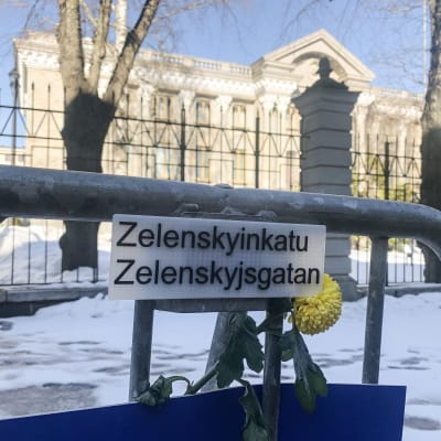 Katukyltti ripustettu aitaan Venäjän suurlähetystön edustalla Tehtaankadulla Helsingissä.