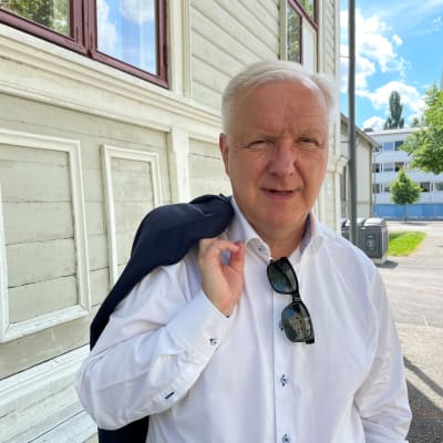 Suomen Pankin pääjohtaja Olli Rehn Mikkelissä Sodan ja rauhan keskus Muistin takana. 