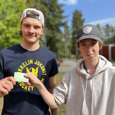 Jukureiden puolustaja Niklas Peltomäki luovutti kausikortin Kalevankaan koulun oppilaalle Kaapo Lehdolle.