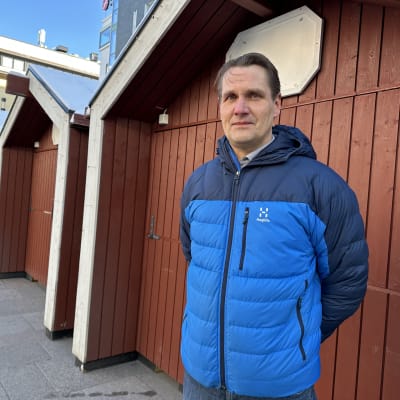 Kuvassa Oulun keskusvaalilautakunnan sihteeri, kaupunginlakimies Jukka Lampén seisoo Rotuaarin vaalikylän punaisten mökkien edustalla.