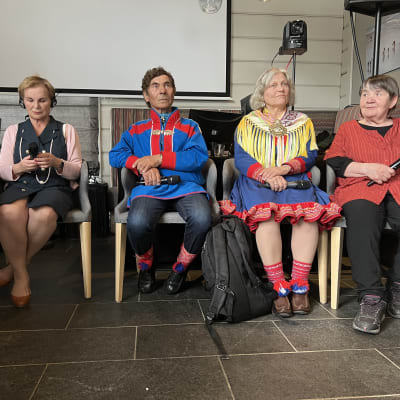 Saamelaisten totuus- ja sovintokomission komissaarit Hannele Pokka, Heikki Paltto, Anni-Siiri Länsman ja Irja Jerfemoff istuvat vierekkäin paneelikeskustelussa.
