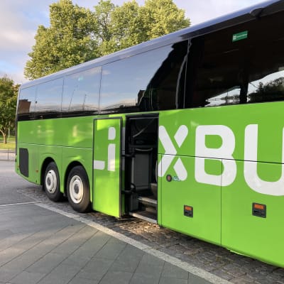En limegrön buss från företaget Flixbus vid Vasa busstation.