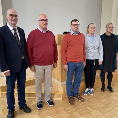 Kuvassa vasemmalta Kanta-Hämeen keskussairaalan päivystysklinikan ylilääkäri Ari Palomäki, Hauhon Säästöpankkisäätiön hallituksen puheenjohtaja Jukka Kuivaniemi, Rengon Säästöpankkisäätiön hallituksen puheenjohtaja Sami-Jussi Talpila, Hämeen ammattikorkeakoulun tutkimusjohtaja Annukka Pakarinen ja tutkija-yliopettaja Päivi Laaksonen.