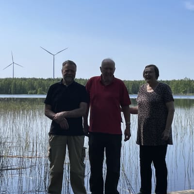 Kyösti Malinen, Esko Lounamaa ja Ritva Katajisto asuvat tuulivoimala-alueen naapureina Pihtiputaalla. 