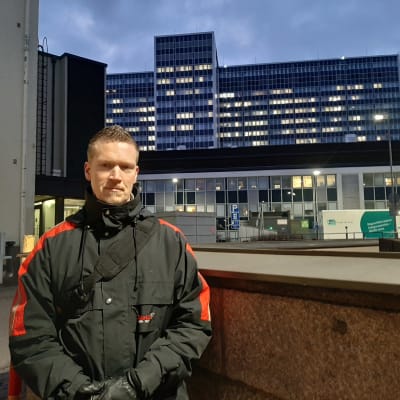 Marcus Norrgård arbetar med intensivvård på Mejlans sjukhus i Helsingfors. 